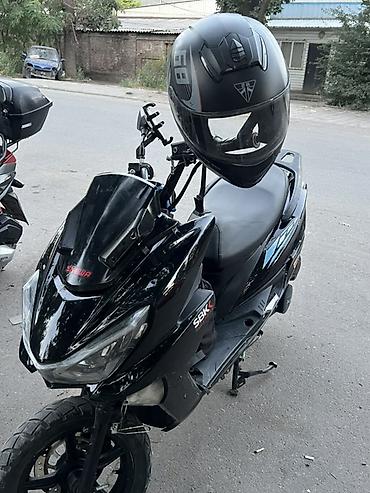t max: Скутер городского типа, черный, с агрессивным дизайном пластика и — 3