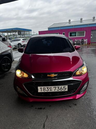 расрочкага машиналар: Компактный хэтчбек Chevrolet Spark в ярком бордовом цвете. Автомобиль
