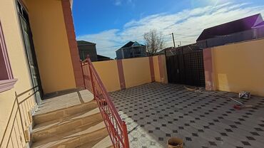 Həyət evləri və villaların satışı: Satılır: həyət evi - Ümumi təsvir: Hündür hasarla əhatələnmiş, dəmir — 3