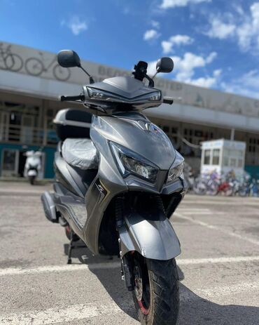 moped 80cc: Skuter – sport üslublu, şəhər üçün rahat və qənaətcil. Xüsusiyyətlər