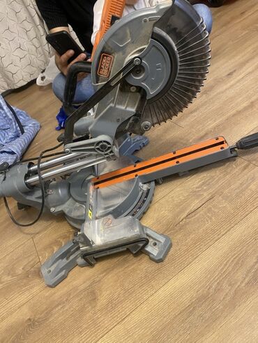 плиткорез купить: Пила торцовочная с протяжкой Black+Decker - Сетевой инструмент для