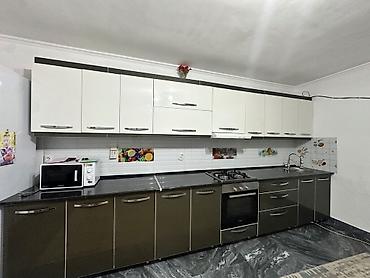 silver kitchen: Кухонный гарнитур с техникой - Верхние шкафы: светлые, глянцевые — 1