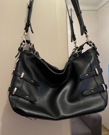 Çantalar: Zara böyük çanta 
az işlenib — 2