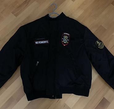 Üst geyimləri: VETEMENTS loqolu qara bomber gödəkcə size: M təzə - Rəng: qara - — 1