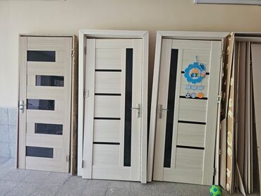 Plastik qapılar: Ağ-açıq palıd tonlarında dekorativ şüşə panellərlə interyer qapıları