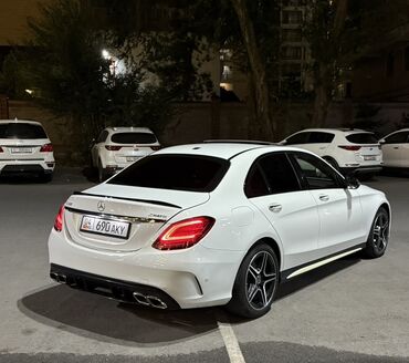 мерс ц: Белый седан Mercedes-Benz C-Class с четырьмя дверями и спортивными