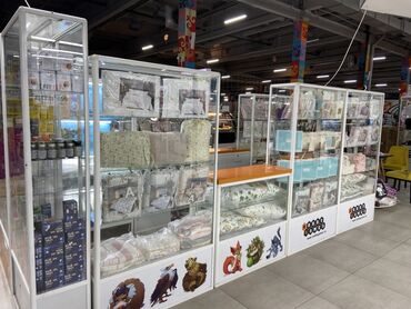 стеклянные оборудование: Витрина из стекла с металлическим каркасом, идеально подходящая для