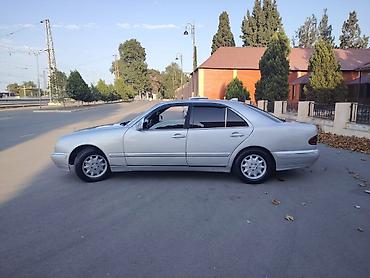 w210 oturacaq: Mercedes-Benz E-Class sedan (W210), gümüş rəng. - Kuzov: 4 qapılı — 5