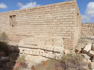 Kabrolar: Təbii daşdan tikilmiş yarımçıq tikili və tikinti materialları -