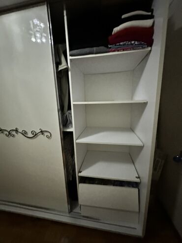 Kreslolar: Qara-ağ klassik üslubda yatak otağı dəsti Carpayi ve boy guzgusu var