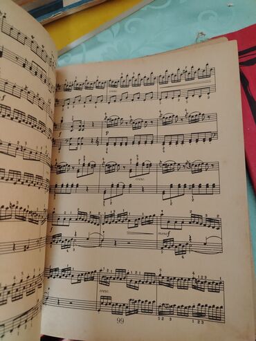 Jiletlər: Məhsul dəsti: 1) Əl toxuması yun jilet - Rəng: krem (təbii ağ), qara — 2