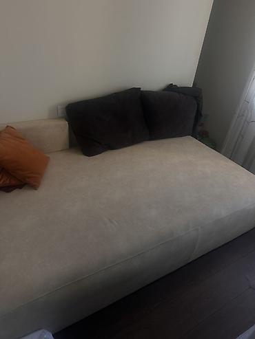 Bej rəngli geniş divan/çarpayı - Model: iri ölçülü, arxalıksız