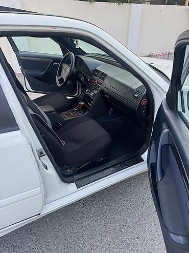 mersedes vozduxamer: Mercedes-Benz C-Sinif (W202) sedan, ağ rəng Xüsusiyyətlər: - Kuzov: 4 — 7