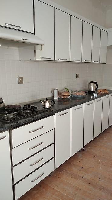 mətbəx stol stul islenmis: Ağ rəngdə müasir mətbəx mebeli dəsti - Üst modul: çoxsaylı qapalı — 1
