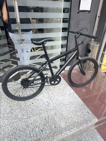 İdman velosipedləri: Qara BMX tərzli velosiped - Mat qara rəngli, yüngül metal çərçivə -