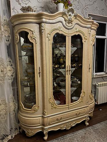 Klassik üslubda vitrin-bufet dəsti - Üslub: Barokko klassikasına