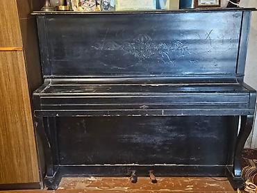 Upright piano – klassik dizayn, qara rəng. - Korpus: taxta, ön paneldə
