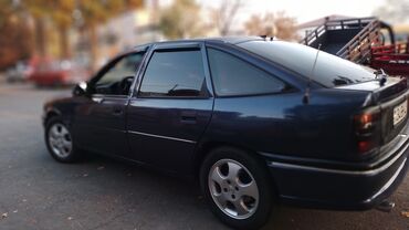 Opel: Opel Vectra A liftback (5 qapı), tünd mavi rəng. Texniki — 5