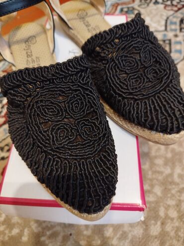 Basanoşka və səndəllər: Qısaboğaz, Adidas, Ölçü: 37, rəng - Qara, Yeni