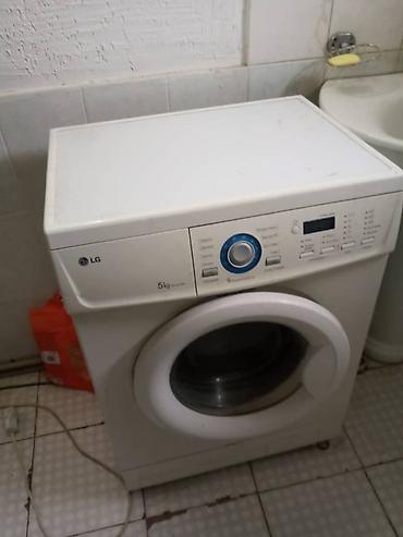 Automatic washing machines: Стиральная машина с фронтальной загрузкой белого цвета. Модель — 9