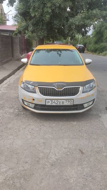 абхазия авто рынок: Автомобиль Skoda Octavia желтого цвета, оснащенный черной радиаторной