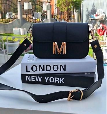 naocare za devojcice: Ženska crossbody torba sa širokim kaišem i metalnim „M“ detaljem - — 2