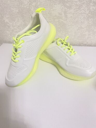 волейболный кросовка: Кроссовки с перфорацией, белые с неоново‑желтыми акцентами. - Верх