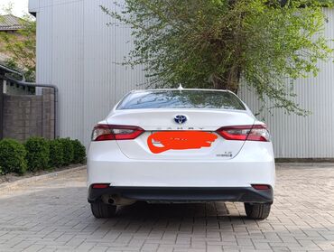 ман матор: Автомобиль Toyota Camry Hybrid LE белого цвета. Седан с гибридной