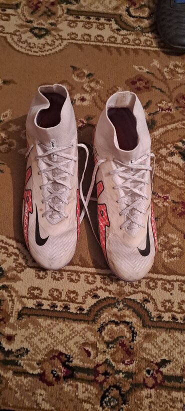 Ботинки: Nike futbol ayaqqabıları, açıq rəngdə, qısa boğazlı dizaynı ilə