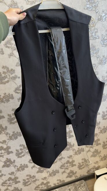 Kostyumlar: Təzə kostyum. Heç vaxt geyinilməyib. Etiketi üstündə. Ölçü uyğun — 3