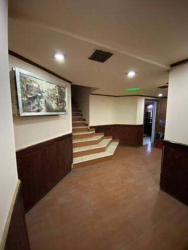 Restoran, kafelər: İçəri şəhər metrosunun yaxınlığında, 360 kv sahəsi olan (yarızirzəmi — 18