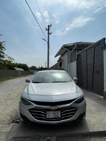 самая дешёвая машина: Chevrolet Malibu серебристого цвета, элегантный седан, подходящий для