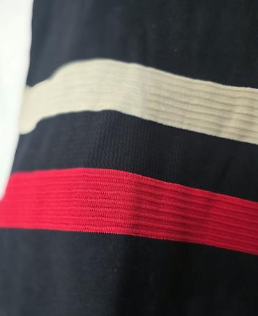 oliver bor: Slatka mini haljina, knit, kao dzemper materijal. Pozadi skroz crna — 2