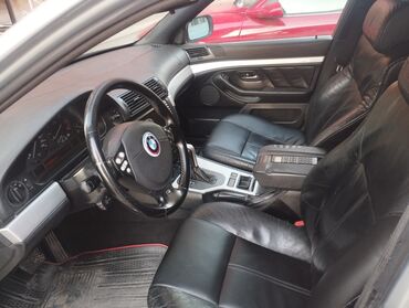 Oturacaqlar: Qara dəri salonu olan BMW avtomobili. Avtomobilin salonu ön və arxa