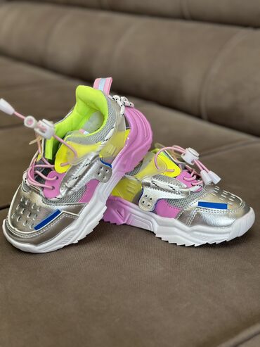 кросовки детские: Новые кроссовки. Мягкие, стильные. Размер 26. Цена 500 сом