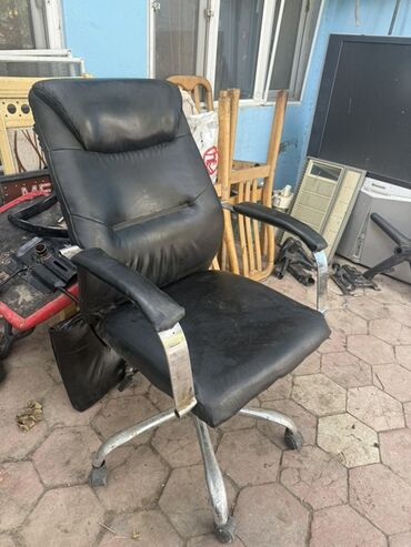 sade demir qapılar: Ofıs kreslo ıwleydı her wey