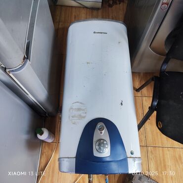 sumqa: Ariston elektrik su qızdırıcısı (şaquli tip, silindrik korpus) Ariston