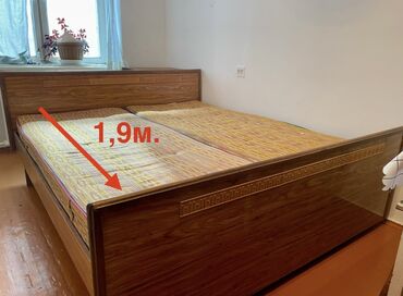 кровать ручной работы из дерева: Двуспальная деревянная кровать с высоким изголовьем и изножьем