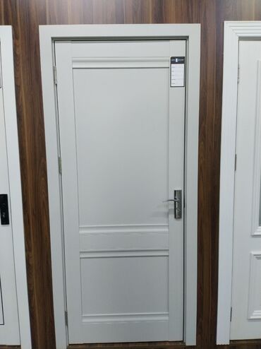 Tavan: Ağ rəngdə, müasir dizaynlı qapı "OPEN DOORS" tərəfindən istehsal