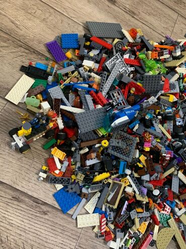 Игрушки: Большая коллекция деталей LEGO разных цветов и форм. Включает в себя