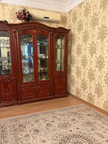 Dolablar: Klassik üslubda vitrinli bufet - Material: massiv ağac (qoz — 1