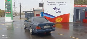 раритетные авто: Седан Mercedes-Benz классического синего цвета. Автомобиль отличается