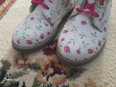 Детская обувь: 29 размер,18.5см размер стельки
состояние отличное — 2