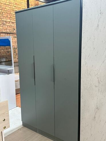 шкафы для хранение вещей: Трёхстворчатые шкафы-купе для одежды (распашные двери). Размер: ширина