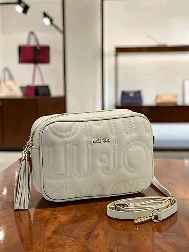 dekolte ili deholte: Liu Jo crossbody torba – model sa reljefnim monogramom - Kompaktna — 4