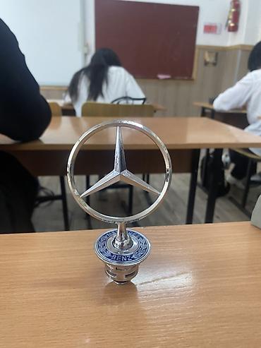 значок мерседес на капот: Эмблема-орнамент на капот Mercedes-Benz (классическая «звезда»). - — 1
