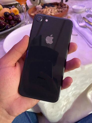 Apple iPhone: IPhone 8, Б/у, 256 ГБ, Черный, Зарядное устройство, Чехол, Коробка, 80 %