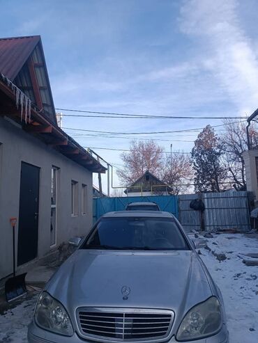 Mercedes-Benz: Продается автомобиль Mercedes-Benz серебристого цвета. Седан