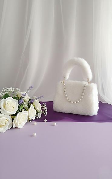Çantalar: Ağ süni kürklü zərif qadın çantası - Material: yumşaq süni kürk (ağ — 1