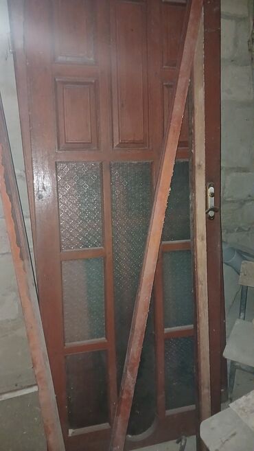 Otaq qapıları: Qəhvəyi rəngdə, şüşəli hissələri olan taxta qapı. Ev və ya ofis üçün
